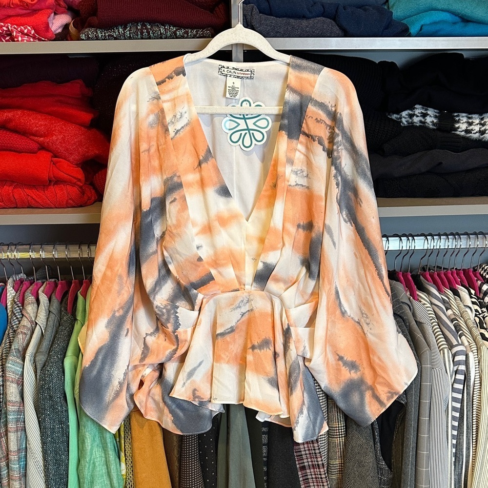 a. Calvin by Flying Tomato peach/gray/white print v neck top size S NWT